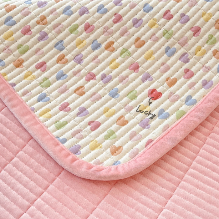 91家纺网 家纺一手货源 找家纺 梵朴 2025新款A类棉加绒一面纯棉一面宝宝婴儿牛奶绒双面可用床盖单品学生床垫炕盖 五彩小爱心