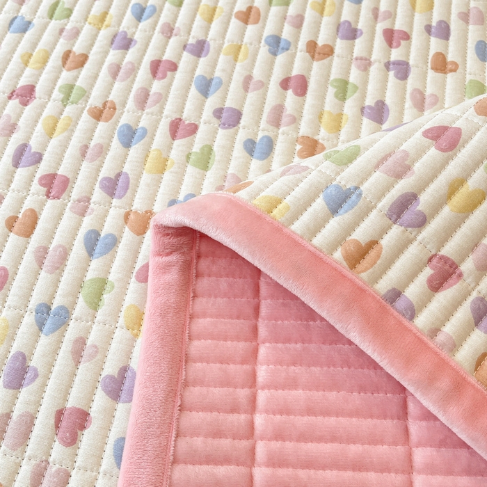 91家纺网 家纺一手货源 找家纺 梵朴 2025新款A类棉加绒一面纯棉一面宝宝婴儿牛奶绒双面可用床盖单品学生床垫炕盖 五彩小爱心