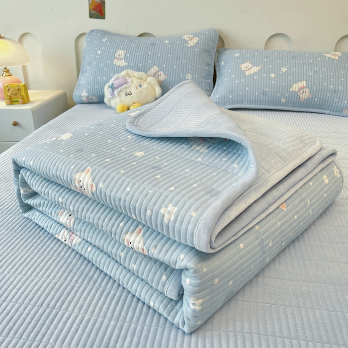 91家纺网 家纺一手货源 找家纺 梵朴 2025新款A类棉加绒一面纯棉一面宝宝婴儿牛奶绒双面可用床盖单品学生床垫炕盖 蓝色泡芙狗