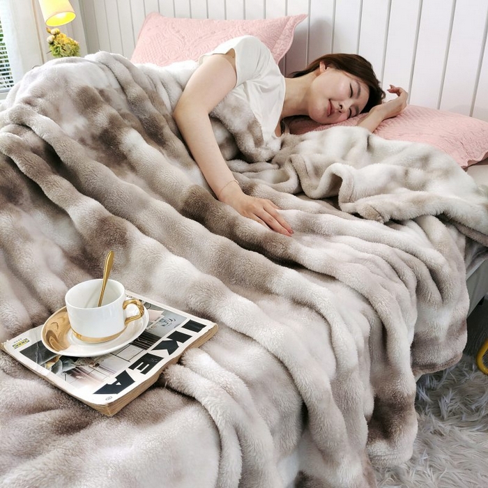 91家纺网 家纺一手货源 找家纺 悦织湾家纺 2025新款仿兔毛绒托斯仿兔毛绒毛毯纯色印花牛奶绒休闲盖毯午睡小毯子 新款大理石纹-浅驼