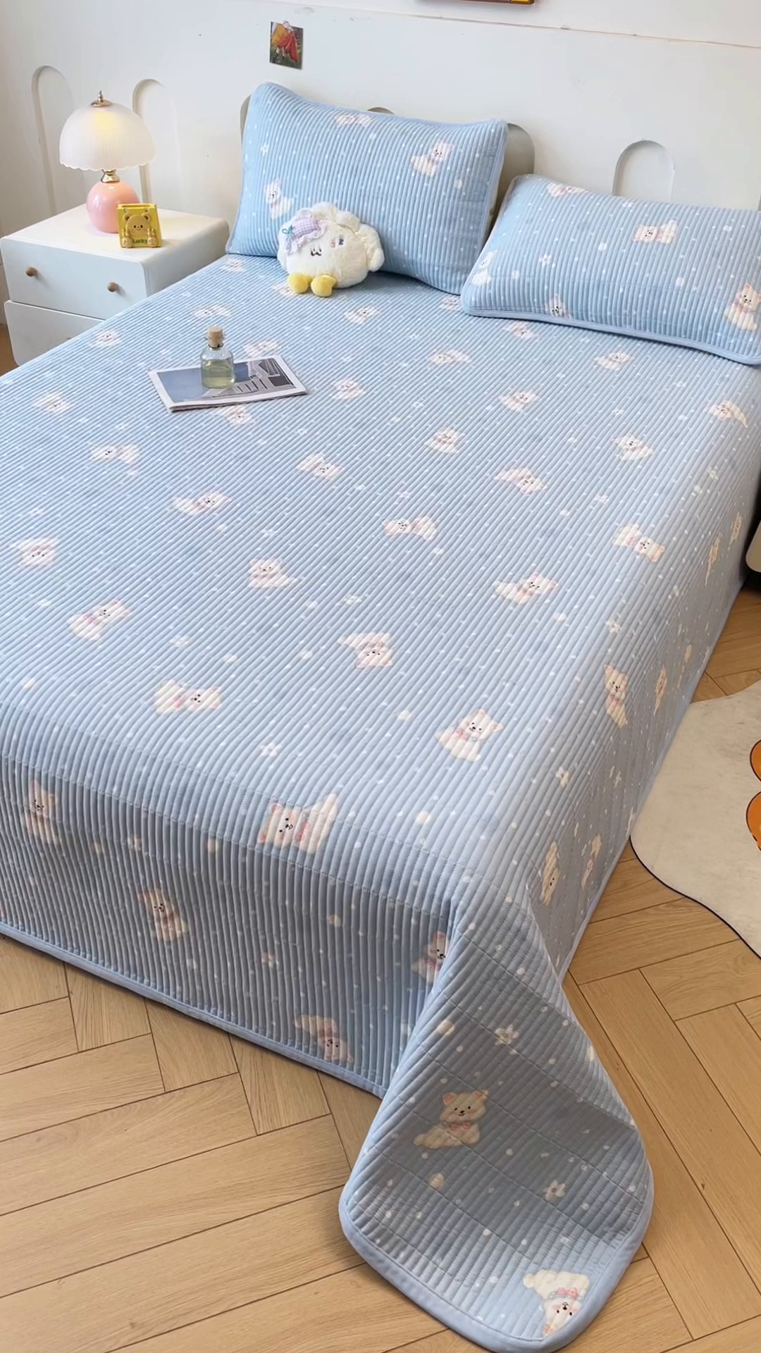 91家纺网 家纺一手货源 找家纺 梵朴 2025新款A类棉加绒一面纯棉一面宝宝婴儿牛奶绒双面可用床盖单品学生床垫炕盖 蓝色泡芙狗