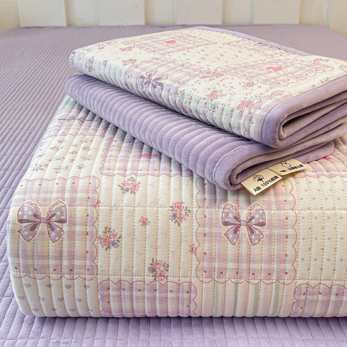 91家纺网 家纺一手货源 找家纺 梵朴 2025新款A类棉加绒一面纯棉一面宝宝婴儿牛奶绒双面可用床盖单品学生床垫炕盖 甜美蝴蝶结紫