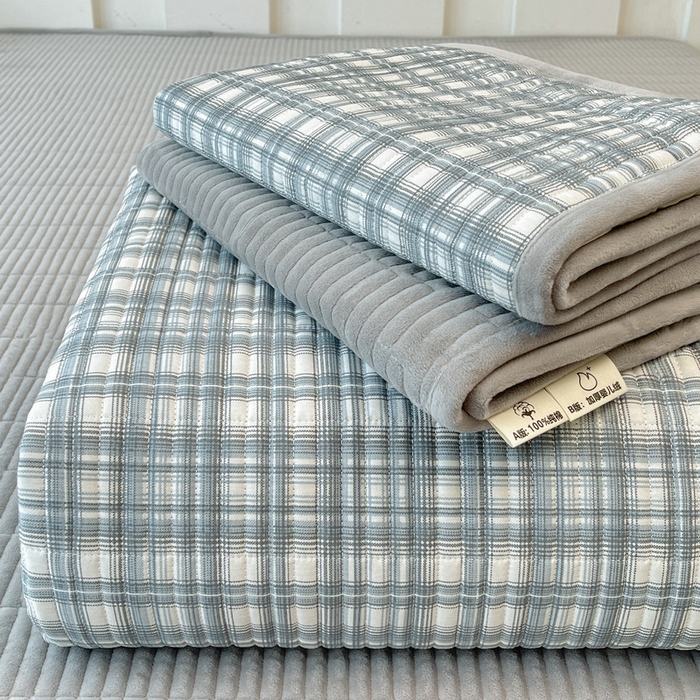 91家纺网 家纺一手货源 找家纺 梵朴 2025新款A类棉加绒一面纯棉一面宝宝婴儿牛奶绒双面可用床盖单品学生床垫炕盖 可可蓝格