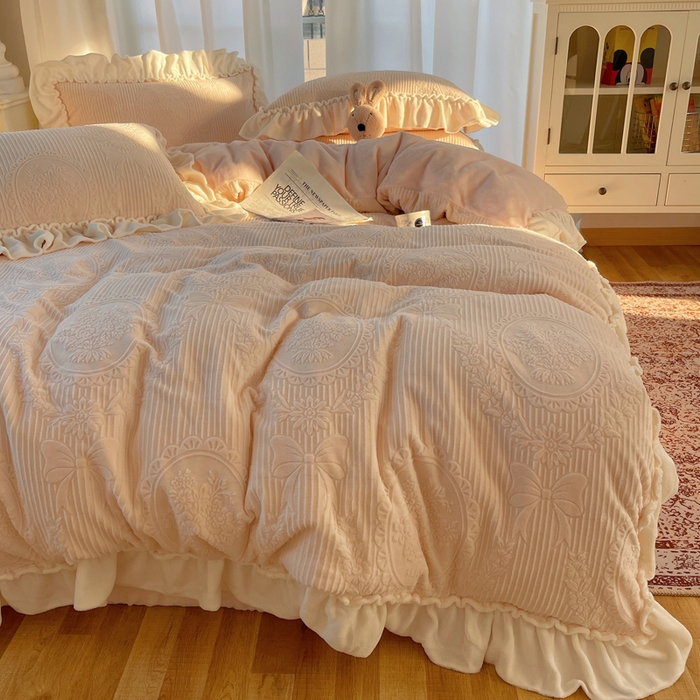 91家纺网 家纺一手货源 找家纺 六巷胡同 2025新款轻法式公主蝴蝶结提花牛奶绒四件套-风格一 公主蝴蝶结-粉