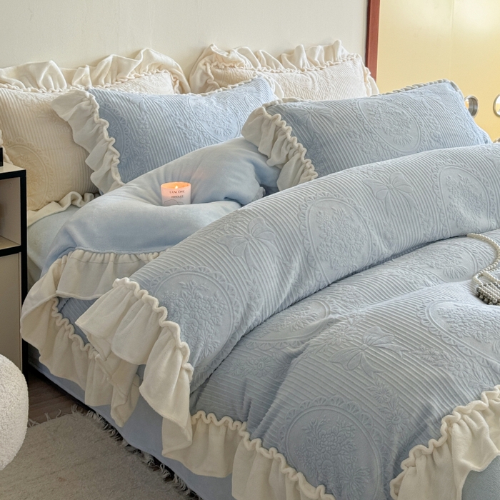 91家纺网 家纺一手货源 找家纺 六巷胡同 2025新款轻法式公主蝴蝶结提花牛奶绒四件套-风格二 公主蝴蝶结-蓝