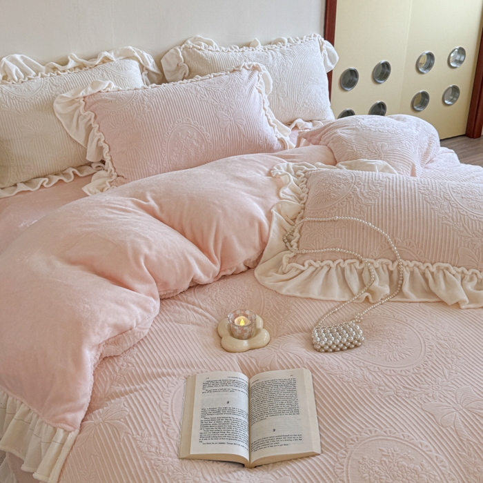 91家纺网 家纺一手货源 找家纺 六巷胡同 2025新款轻法式公主蝴蝶结提花牛奶绒四件套-风格二 公主蝴蝶结-粉