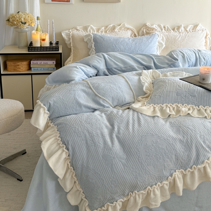 91家纺网 家纺一手货源 找家纺 六巷胡同 2025新款轻法式公主蝴蝶结提花牛奶绒四件套-风格二 公主蝴蝶结-蓝