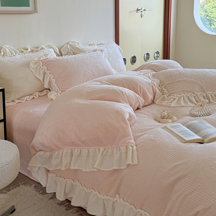 91家纺网 家纺一手货源 找家纺 六巷胡同 2025新款轻法式公主蝴蝶结提花牛奶绒四件套-风格二 公主蝴蝶结-粉