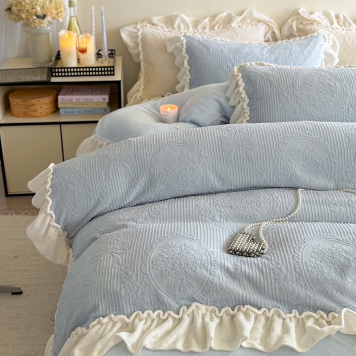 91家纺网 家纺一手货源 找家纺 六巷胡同 2025新款轻法式公主蝴蝶结提花牛奶绒四件套-风格二 公主蝴蝶结-蓝