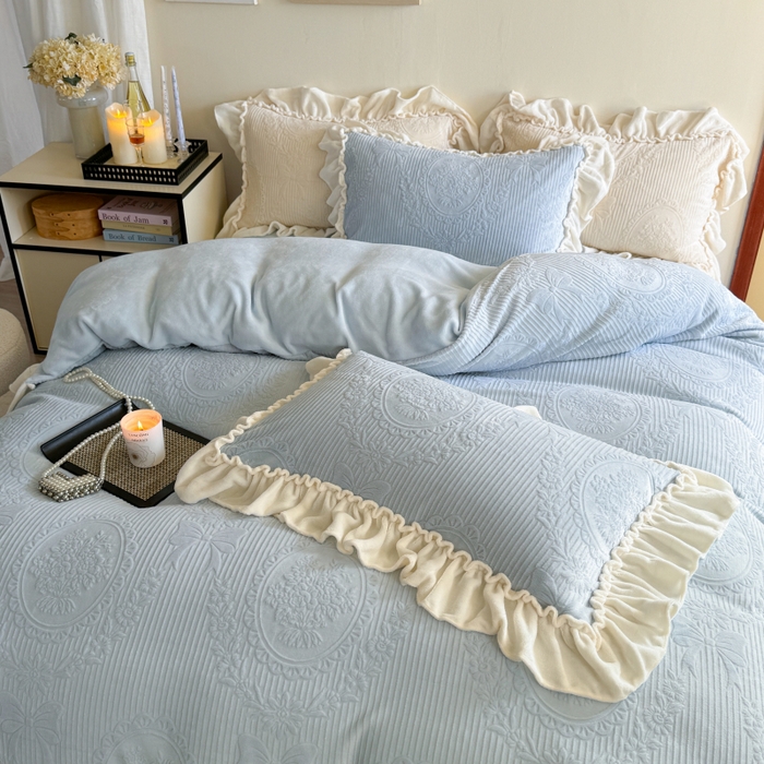 91家纺网 家纺一手货源 找家纺 六巷胡同 2025新款轻法式公主蝴蝶结提花牛奶绒四件套-风格二 公主蝴蝶结-蓝