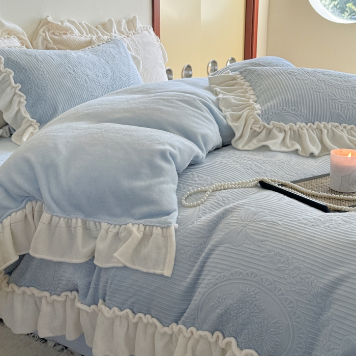 91家纺网 家纺一手货源 找家纺 六巷胡同 2025新款轻法式公主蝴蝶结提花牛奶绒四件套-风格二 公主蝴蝶结-蓝