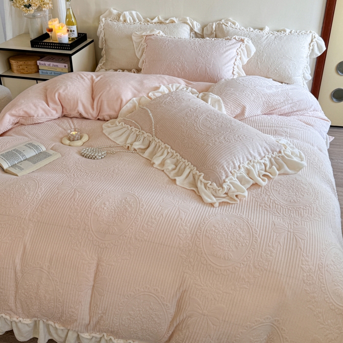 91家纺网 家纺一手货源 找家纺 六巷胡同 2025新款轻法式公主蝴蝶结提花牛奶绒四件套-风格二 公主蝴蝶结-粉