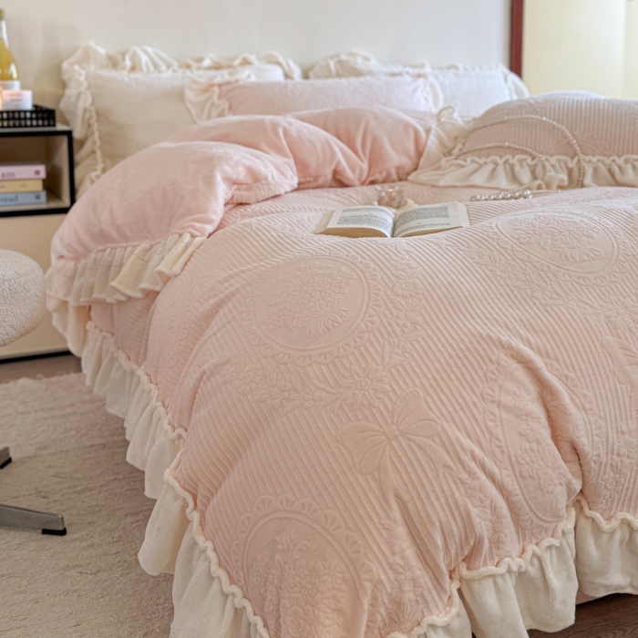 91家纺网 家纺一手货源 找家纺 六巷胡同 2025新款轻法式公主蝴蝶结提花牛奶绒四件套-风格二 公主蝴蝶结-粉