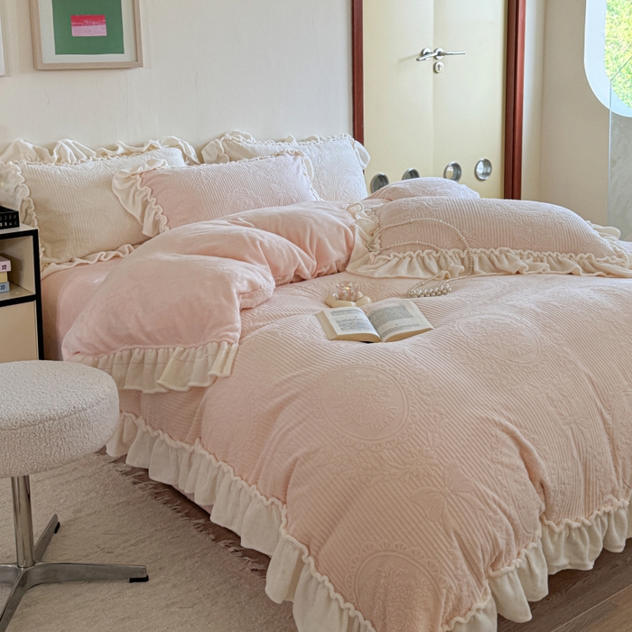 91家纺网 家纺一手货源 找家纺 六巷胡同 2025新款轻法式公主蝴蝶结提花牛奶绒四件套-风格二 公主蝴蝶结-粉