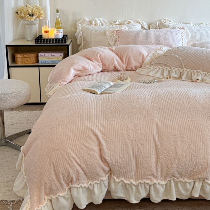 91家纺网 家纺一手货源 找家纺 六巷胡同 2025新款轻法式公主蝴蝶结提花牛奶绒四件套-风格二 公主蝴蝶结-粉