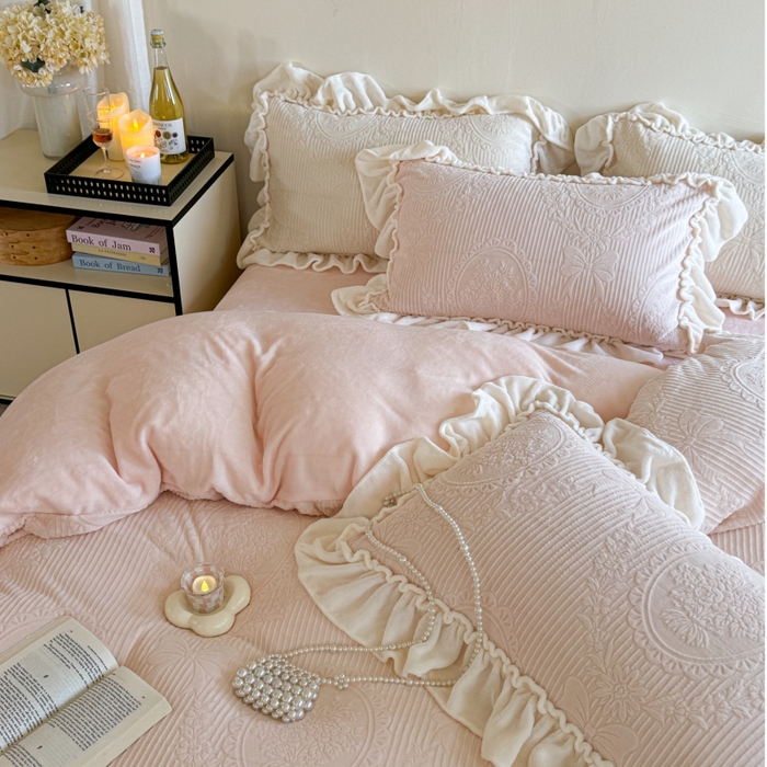 91家纺网 家纺一手货源 找家纺 六巷胡同 2025新款轻法式公主蝴蝶结提花牛奶绒四件套-风格二 公主蝴蝶结-粉