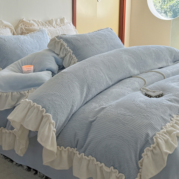 91家纺网 家纺一手货源 找家纺 六巷胡同 2025新款轻法式公主蝴蝶结提花牛奶绒四件套-风格二 公主蝴蝶结-蓝