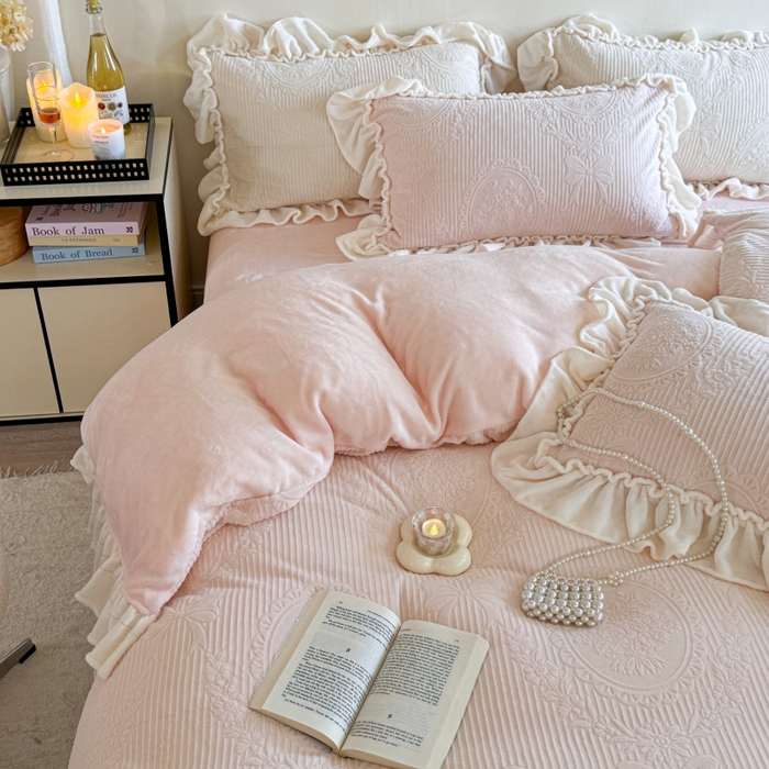 91家纺网 家纺一手货源 找家纺 六巷胡同 2025新款轻法式公主蝴蝶结提花牛奶绒四件套-风格二 公主蝴蝶结-粉