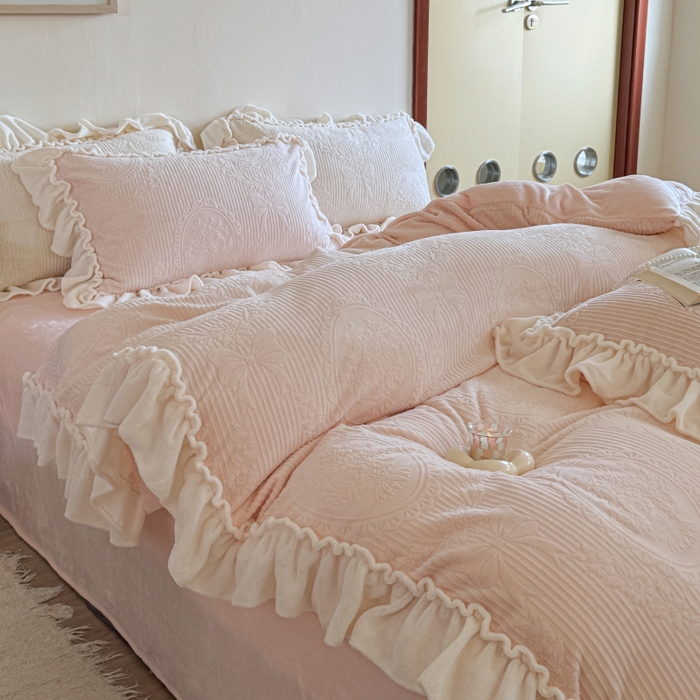 91家纺网 家纺一手货源 找家纺 六巷胡同 2025新款轻法式公主蝴蝶结提花牛奶绒四件套-风格二 公主蝴蝶结-粉