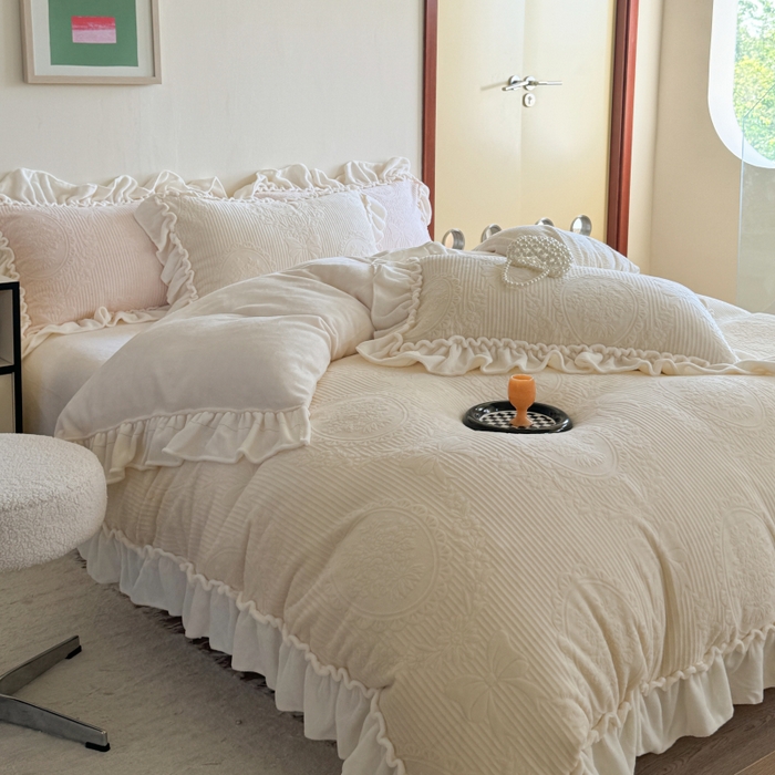 91家纺网 家纺一手货源 找家纺 （总）六巷胡同 2025新款轻法式公主蝴蝶结提花牛奶绒四件套-风格二