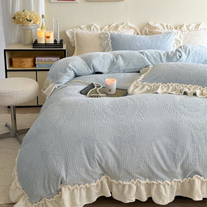 91家纺网 家纺一手货源 找家纺 六巷胡同 2025新款轻法式公主蝴蝶结提花牛奶绒四件套-风格二 公主蝴蝶结-蓝