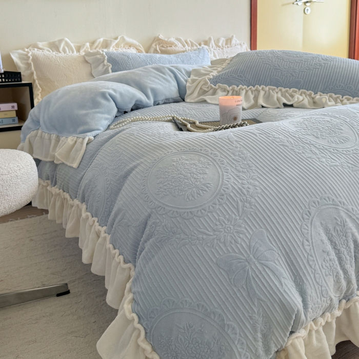 91家纺网 家纺一手货源 找家纺 六巷胡同 2025新款轻法式公主蝴蝶结提花牛奶绒四件套-风格二 公主蝴蝶结-蓝