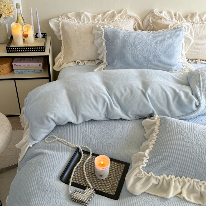 91家纺网 家纺一手货源 找家纺 六巷胡同 2025新款轻法式公主蝴蝶结提花牛奶绒四件套-风格二 公主蝴蝶结-蓝