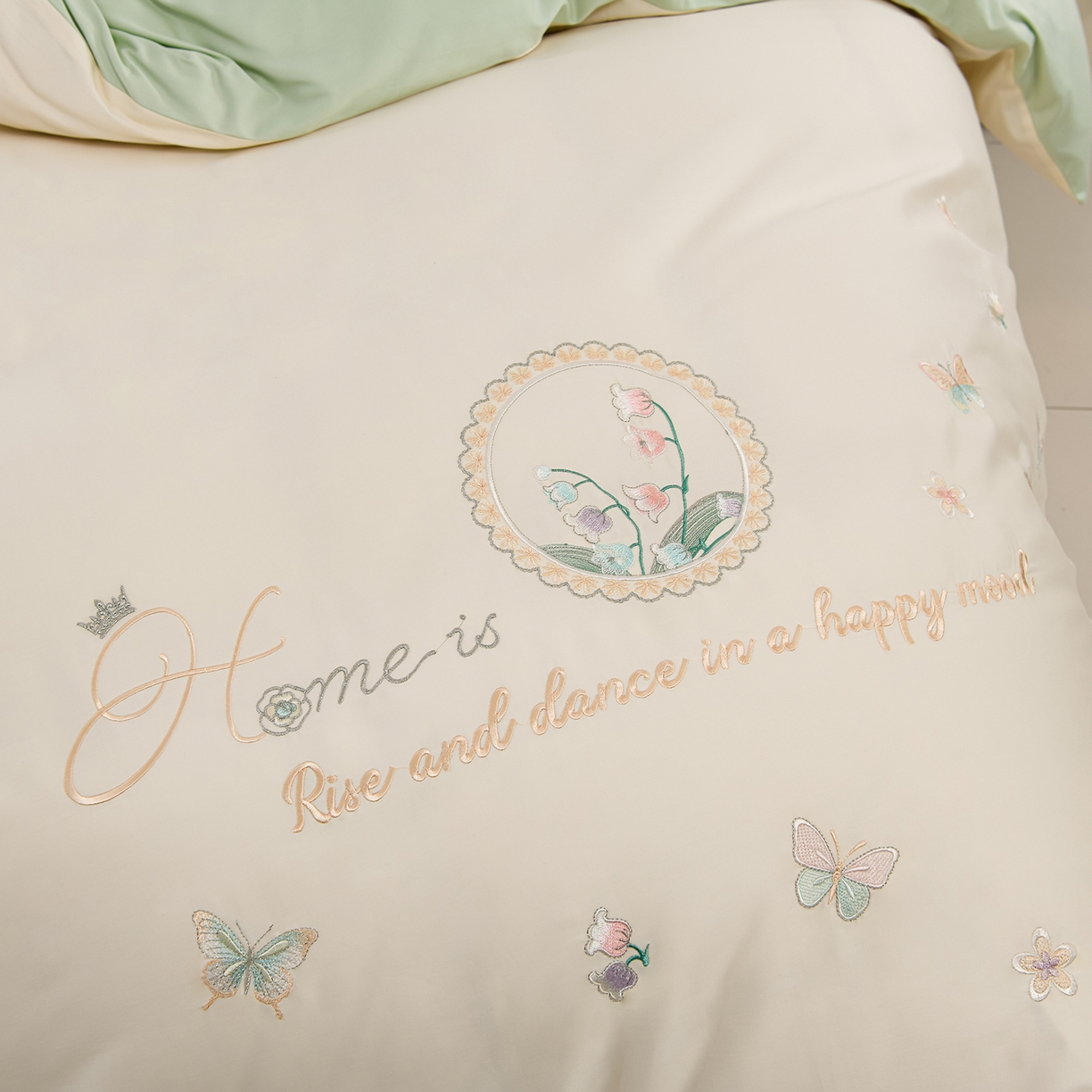 91家纺网 家纺一手货源 找家纺 绒小宣 2025新款13372全棉绣花四件套-轻舞 风铃-白青