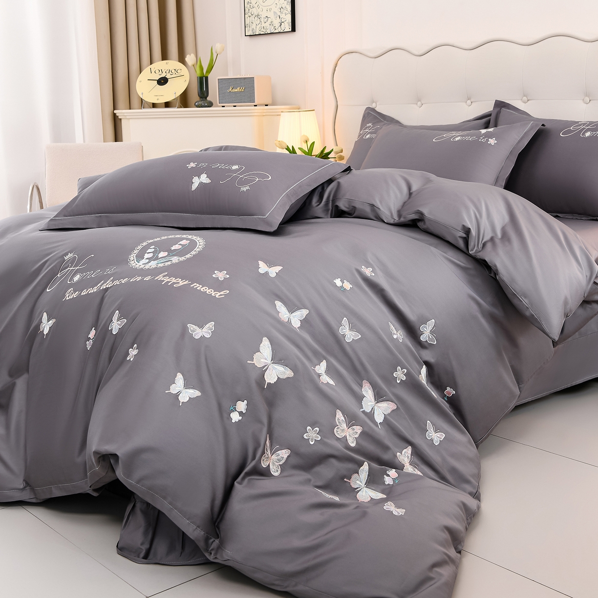 91家纺网 家纺一手货源 找家纺 绒小宣 2025新款13372全棉绣花四件套-轻舞 风铃-灰