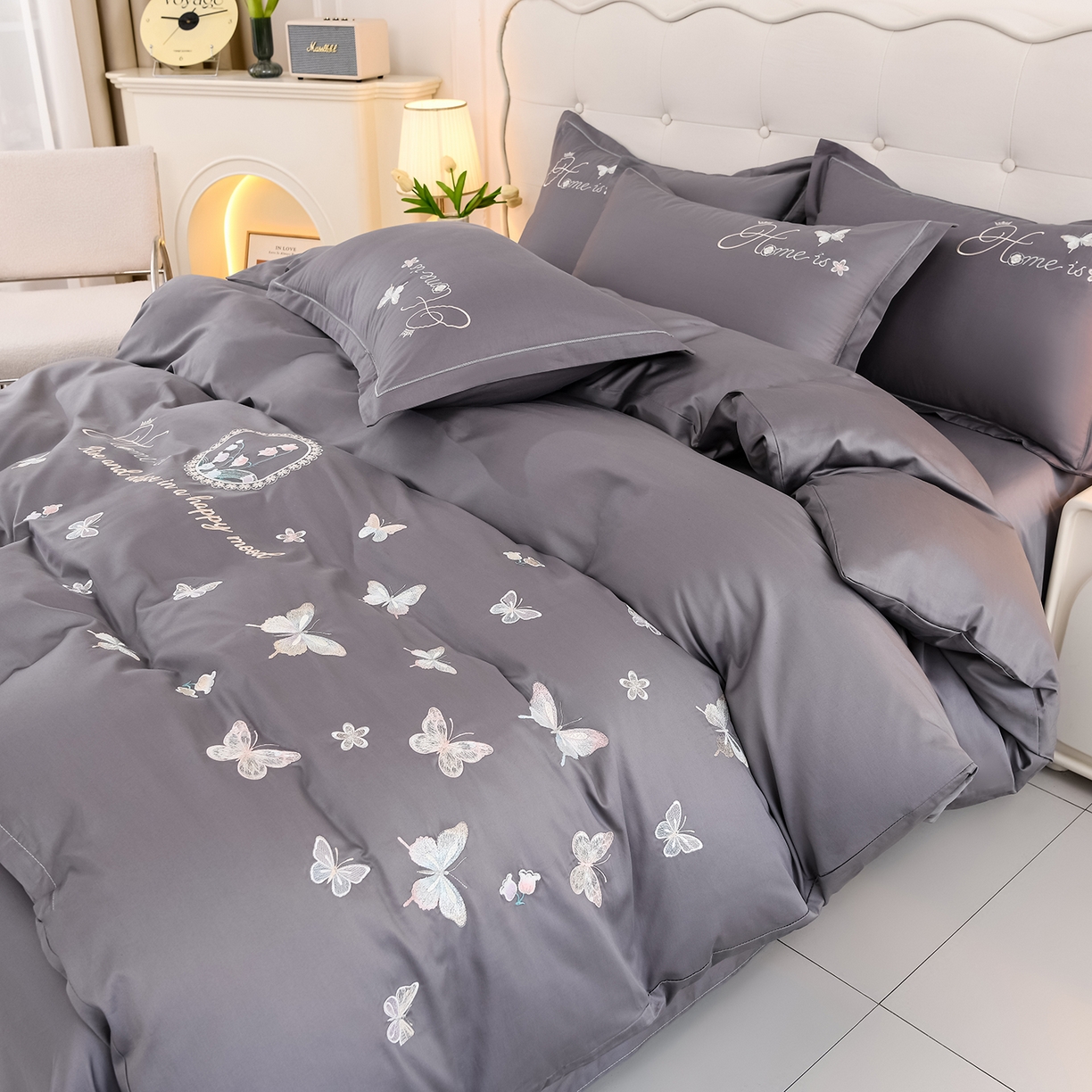 91家纺网 家纺一手货源 找家纺 绒小宣 2025新款13372全棉绣花四件套-轻舞 风铃-灰