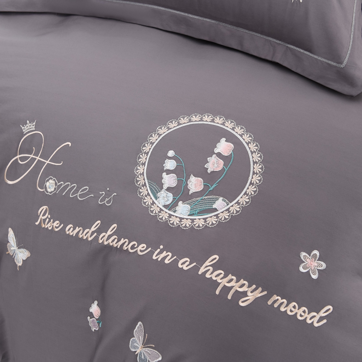 91家纺网 家纺一手货源 找家纺 绒小宣 2025新款13372全棉绣花四件套-轻舞 风铃-灰