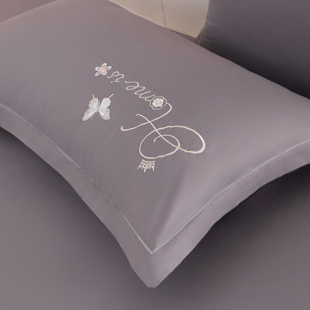 91家纺网 家纺一手货源 找家纺 绒小宣 2025新款13372全棉绣花四件套-轻舞 风铃-灰