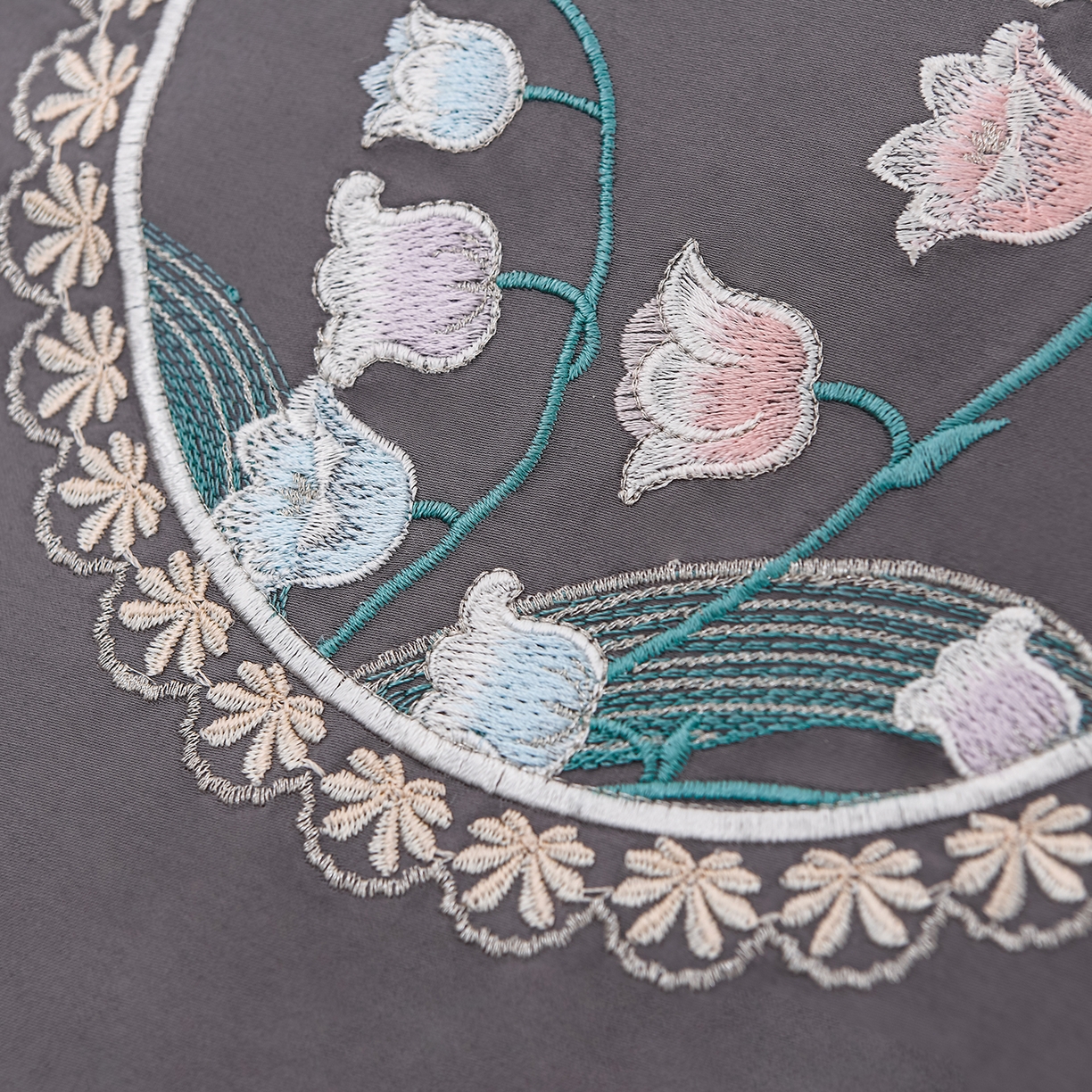 91家纺网 家纺一手货源 找家纺 绒小宣 2025新款13372全棉绣花四件套-轻舞 风铃-灰