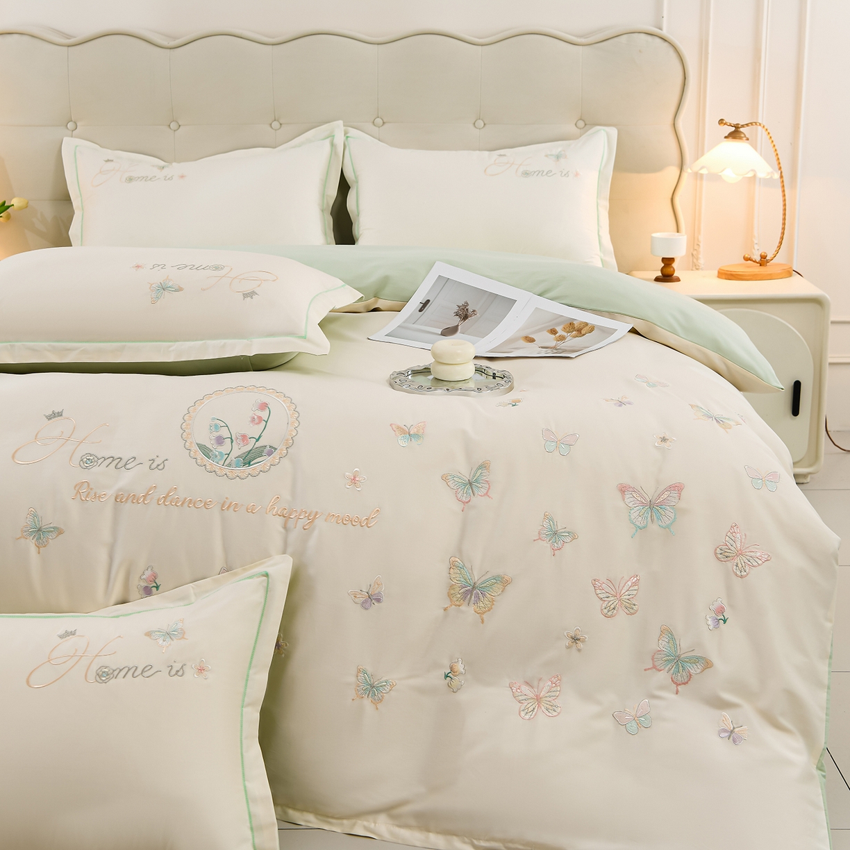 91家纺网 家纺一手货源 找家纺 绒小宣 2025新款13372全棉绣花四件套-轻舞 风铃-白青