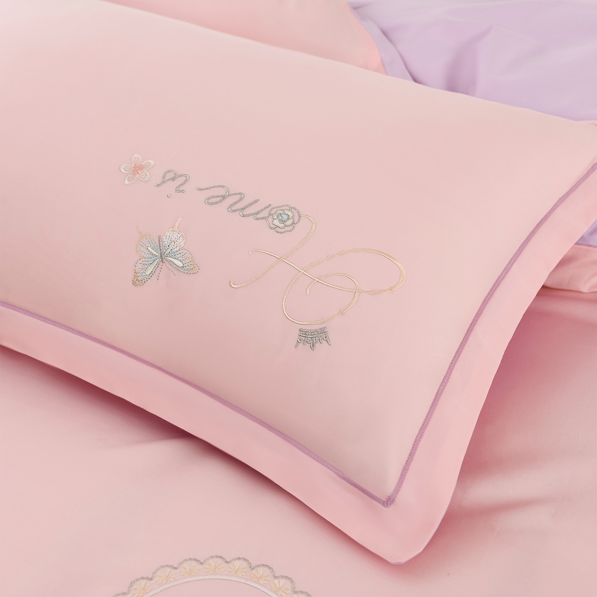 91家纺网 家纺一手货源 找家纺 绒小宣 2025新款13372全棉绣花四件套-轻舞 风铃-粉紫