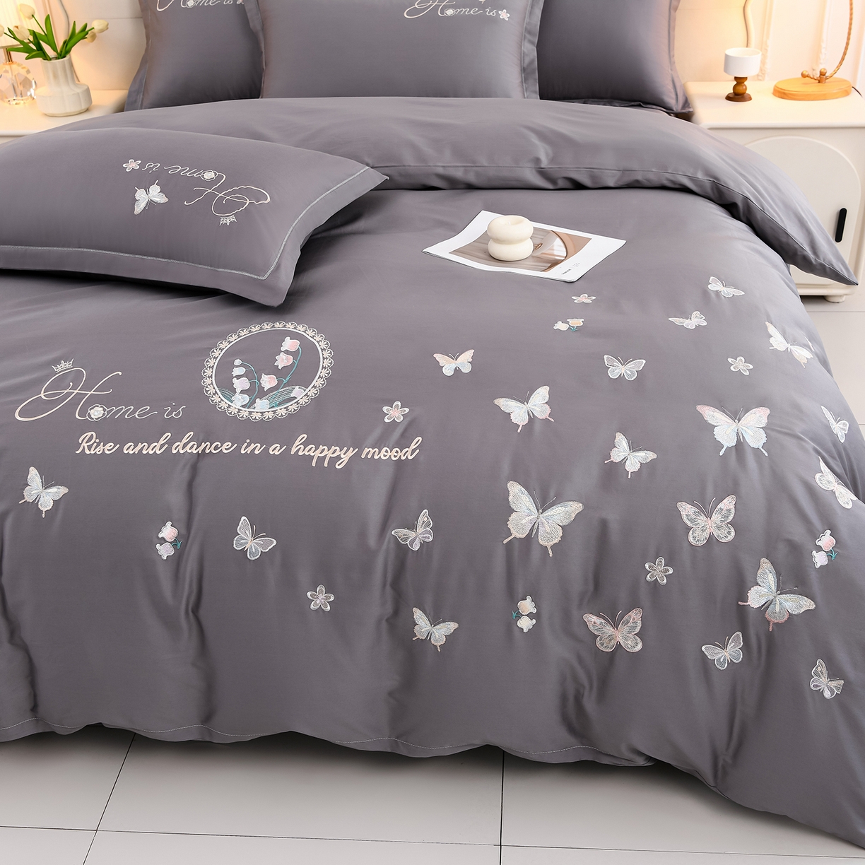 91家纺网 家纺一手货源 找家纺 绒小宣 2025新款13372全棉绣花四件套-轻舞 风铃-灰