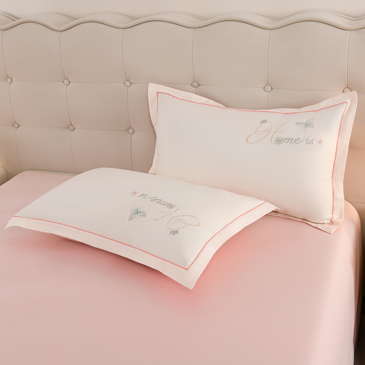 91家纺网 家纺一手货源 找家纺 绒小宣 2025新款13372全棉绣花四件套-轻舞 风铃-轻白