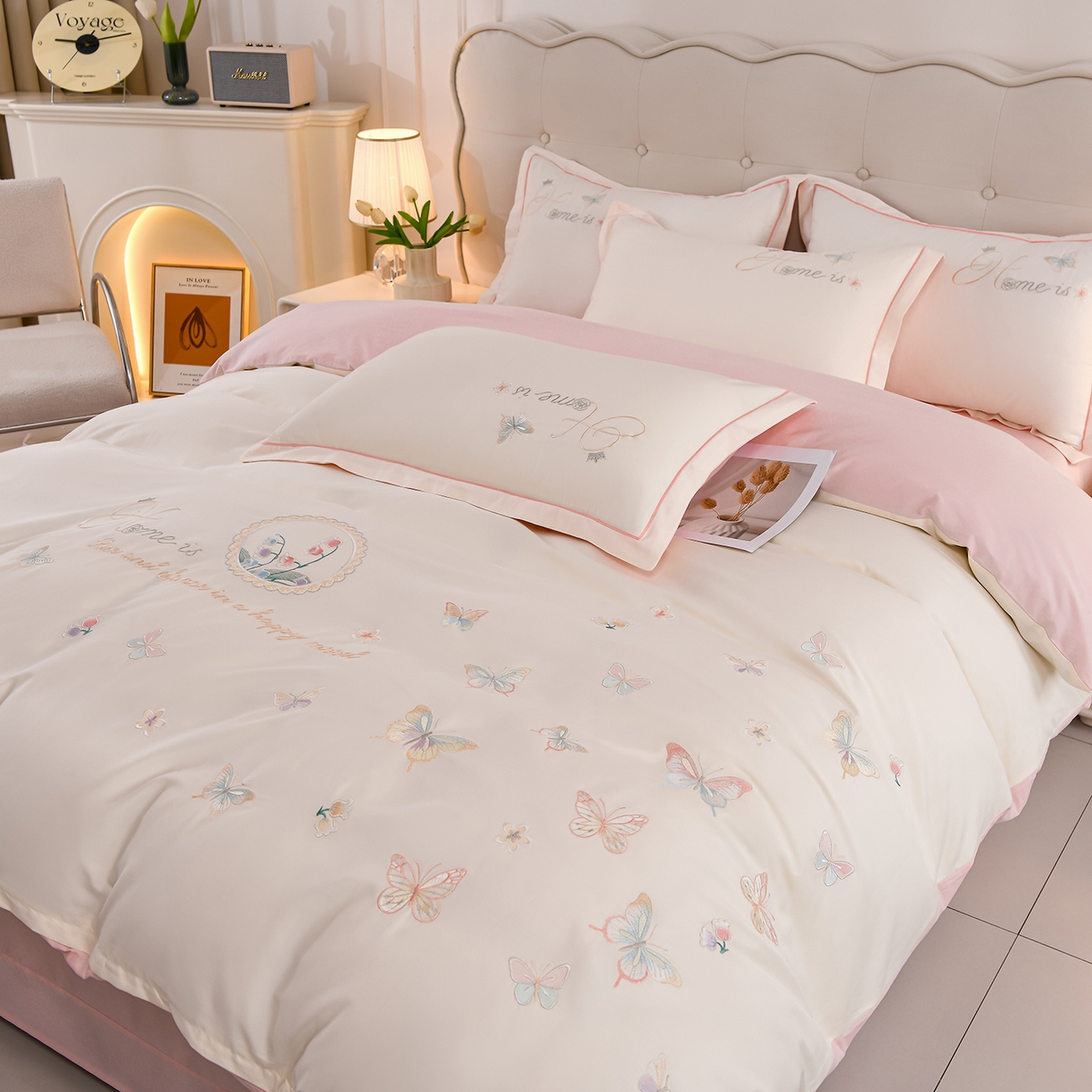 91家纺网 家纺一手货源 找家纺 绒小宣 2025新款13372全棉绣花四件套-轻舞 风铃-轻白