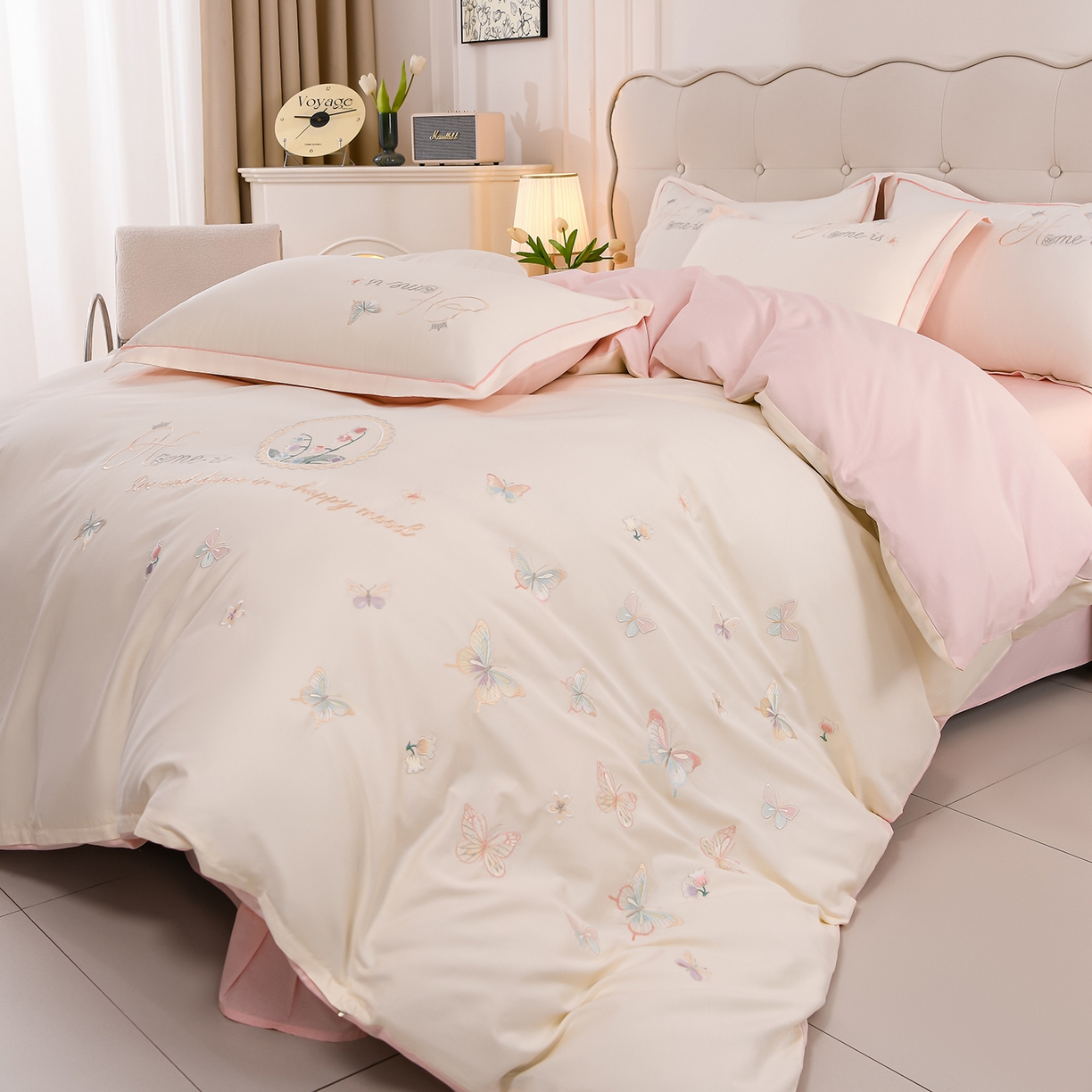 91家纺网 家纺一手货源 找家纺 绒小宣 2025新款13372全棉绣花四件套-轻舞 风铃-轻白