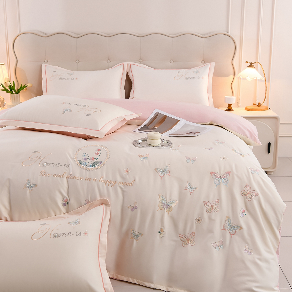 91家纺网 家纺一手货源 找家纺 绒小宣 2025新款13372全棉绣花四件套-轻舞 风铃-轻白