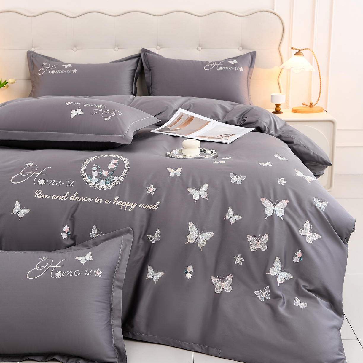 91家纺网 家纺一手货源 找家纺 绒小宣 2025新款13372全棉绣花四件套-轻舞 风铃-灰