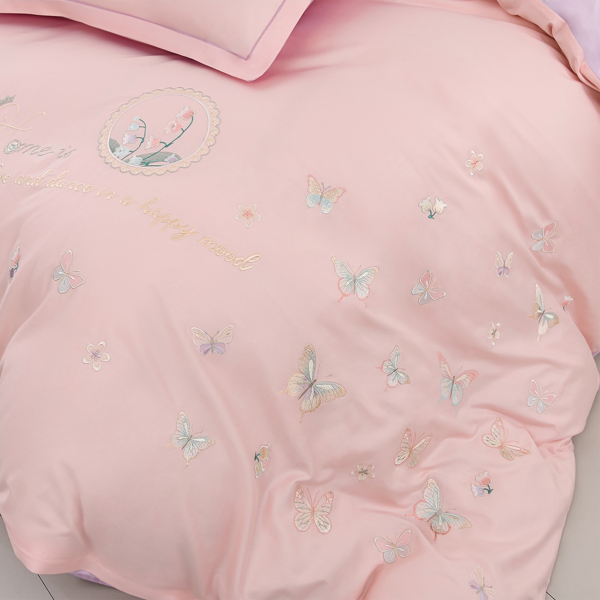 91家纺网 家纺一手货源 找家纺 绒小宣 2025新款13372全棉绣花四件套-轻舞 风铃-粉紫