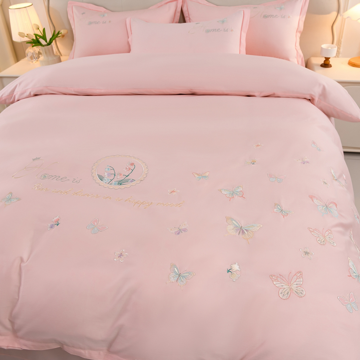 91家纺网 家纺一手货源 找家纺 绒小宣 2025新款13372全棉绣花四件套-轻舞 风铃-粉