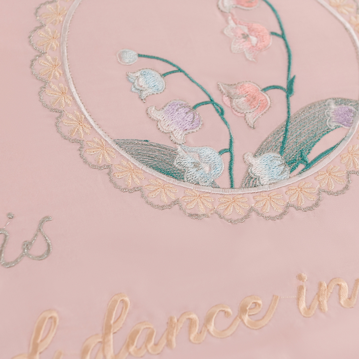 91家纺网 家纺一手货源 找家纺 绒小宣 2025新款13372全棉绣花四件套-轻舞 风铃-粉