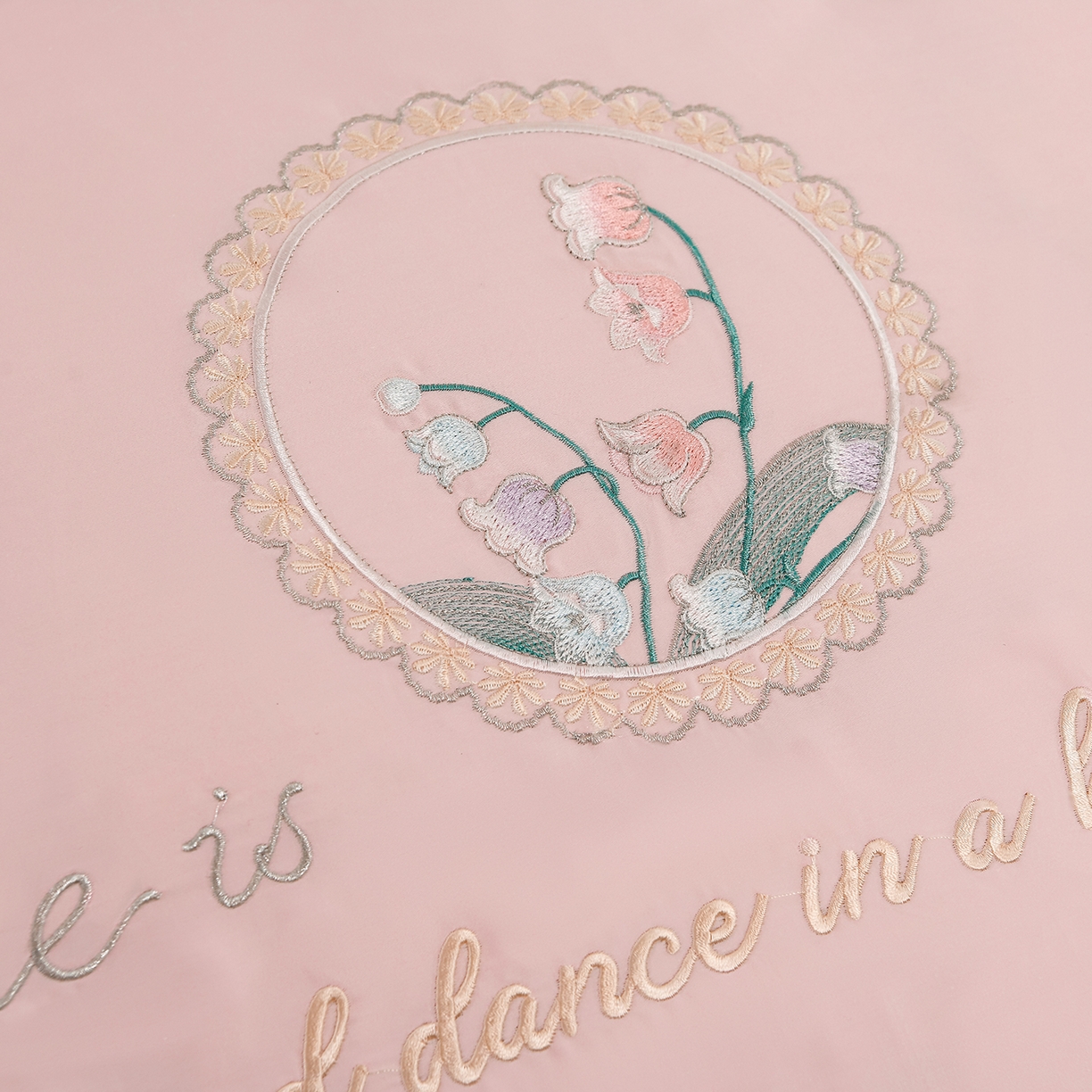 91家纺网 家纺一手货源 找家纺 绒小宣 2025新款13372全棉绣花四件套-轻舞 风铃-粉