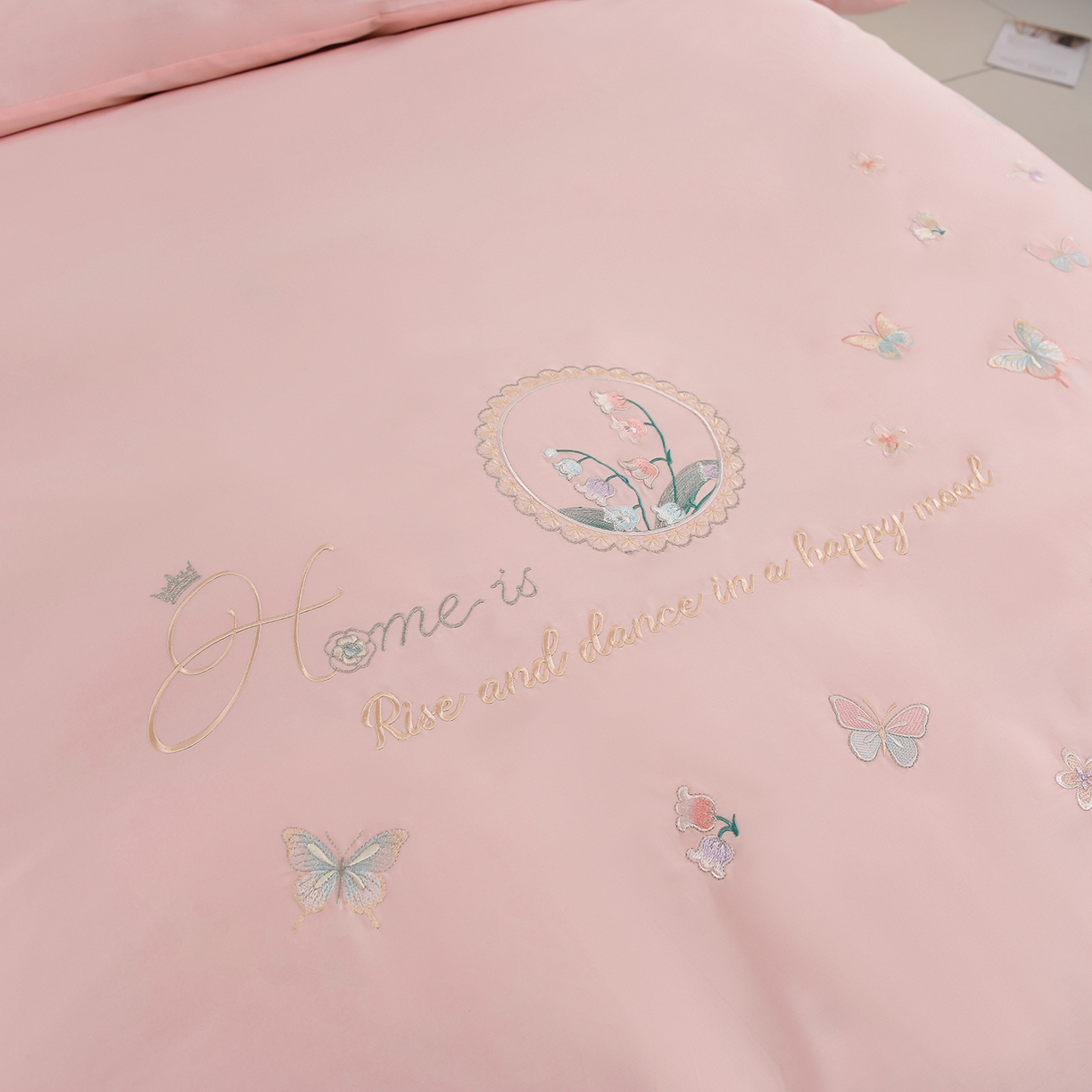 91家纺网 家纺一手货源 找家纺 绒小宣 2025新款13372全棉绣花四件套-轻舞 风铃-粉