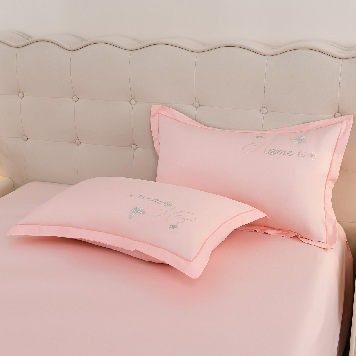 91家纺网 家纺一手货源 找家纺 绒小宣 2025新款13372全棉绣花四件套-轻舞 风铃-粉