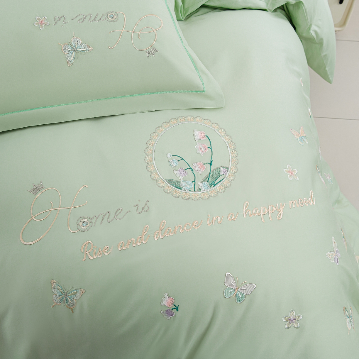 91家纺网 家纺一手货源 找家纺 绒小宣 2025新款13372全棉绣花四件套-轻舞 风铃-青