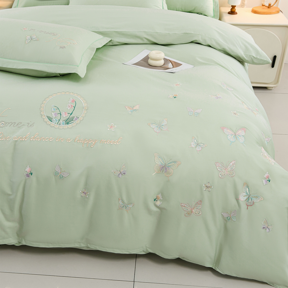 91家纺网 家纺一手货源 找家纺 绒小宣 2025新款13372全棉绣花四件套-轻舞 风铃-青