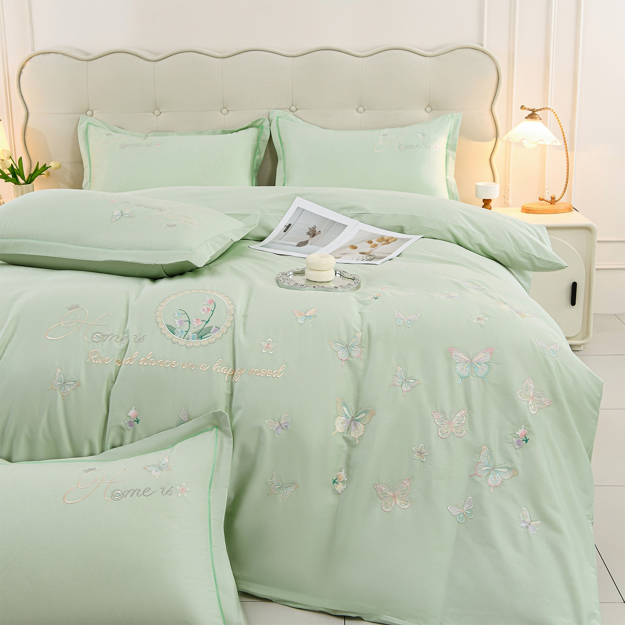 91家纺网 家纺一手货源 找家纺 绒小宣 2025新款13372全棉绣花四件套-轻舞 风铃-青